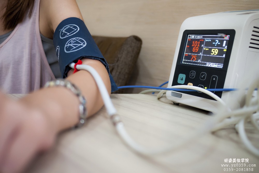 妍姿美妆：美容养生，这个穴位是通调百病的“万能穴”！！